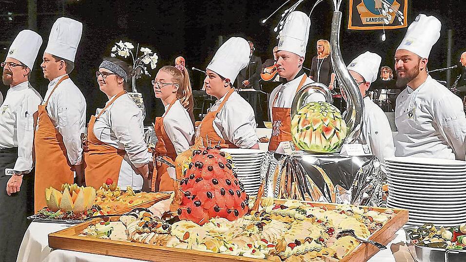 Der Club der Köche bietet für seine kulinarische Ballnacht Meisterleistungen der Kochkunst auf. Der Club der Köche bietet für seine kulinarische Ballnacht Meisterleistungen der Kochkunst auf.