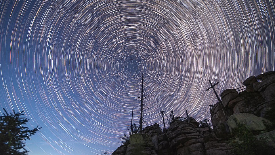 Der Sternenhimmel am Dreisessel und im Bayerischen Wald allgemein ist gut zu sehen. Unter anderem wegen der vorherrschenden nächtlichen Dunkelheit. Der Sternenhimmel am Dreisessel und im Bayerischen Wald allgemein ist gut zu sehen. Unter anderem wegen der vorherrschenden nächtlichen Dunkelheit.