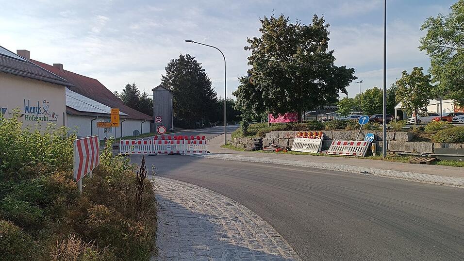 Der B15-Kreisverkehr in Kumhausen ist wieder frei befahrbar. Der B15-Kreisverkehr in Kumhausen ist wieder frei befahrbar.