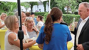 Begegnungen: Christian Nerb im Gespräch mit Mitarbeitern des Mainburger Krankenhauses. Der neue Landrat absolviert in den ersten Wochen und Monaten im Amt bewusst viele Termine. Begegnungen: Christian Nerb im Gespräch mit Mitarbeitern des Mainburger Krankenhauses. Der neue Landrat absolviert in den ersten Wochen und Monaten im Amt bewusst viele Termine.