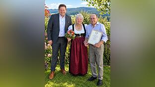 Bürgermeister Andreas Eckl (l.) überbrachte Anneliese und Hermann Muhr Glückwünsche zur diamantenen Hochzeit. Bürgermeister Andreas Eckl (l.) überbrachte Anneliese und Hermann Muhr Glückwünsche zur diamantenen Hochzeit.