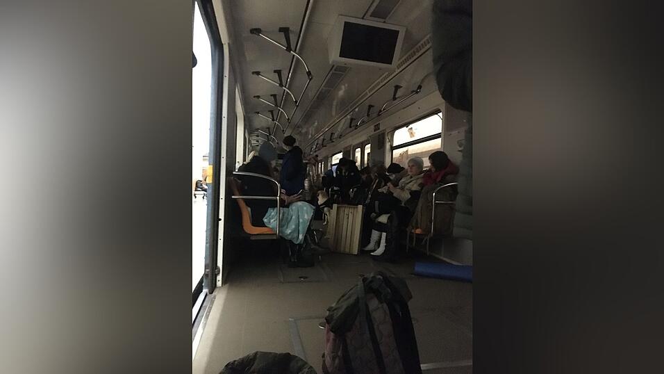 Auch in den Wagons tummeln sich die Menschen.