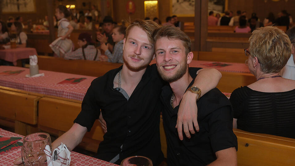 Die Partybilder vom Dienstag, 15. August 2023, aus dem Festzelt Krönner. Die Partybilder vom Dienstag, 15. August 2023, aus dem Festzelt Krönner.