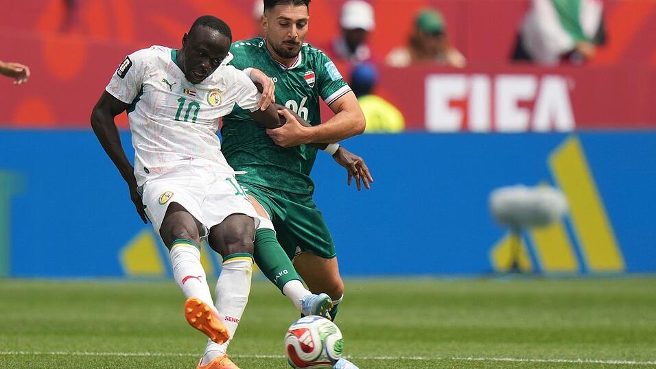Sadio Man&eacute; (links) kann mit Senegal noch auf das Sechzehntelfinale hoffen.