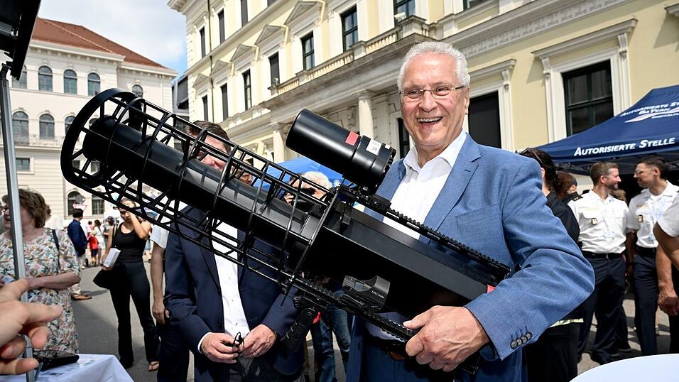 Minister Herrmann zeigt ein Gerät zur Drohnenabwehr. Minister Herrmann zeigt ein Gerät zur Drohnenabwehr.