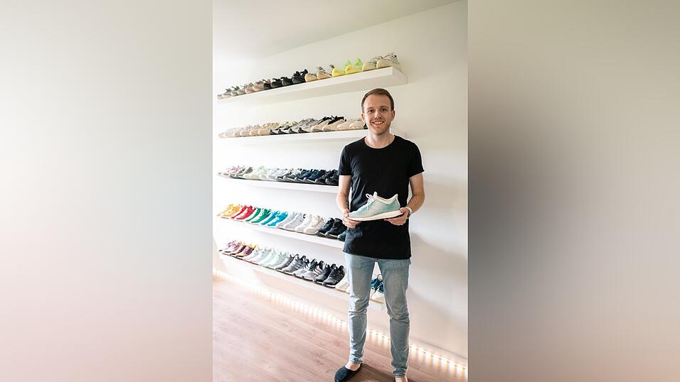 Hier präsentiert er ihn nochmal. Der Sneaker ist unter anderem aus Plastikmüll der Ozeane gefertigt.