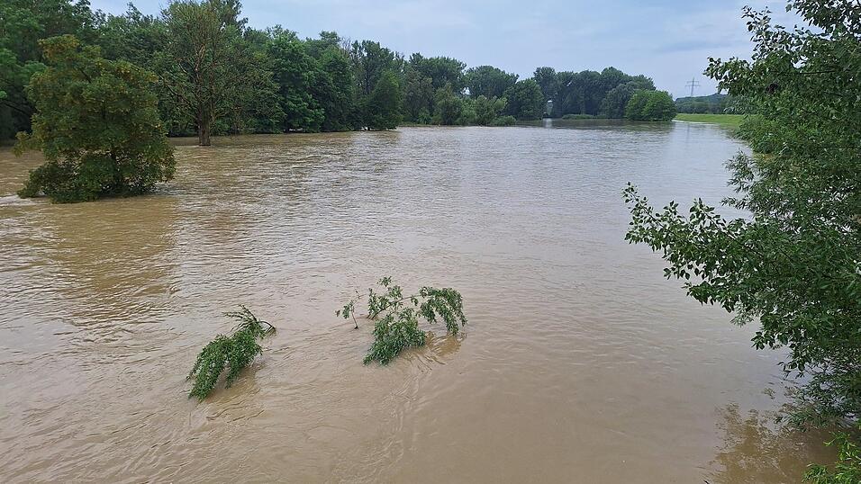 Isar-Wasser, wohin das Auge reicht. Isar-Wasser, wohin das Auge reicht.