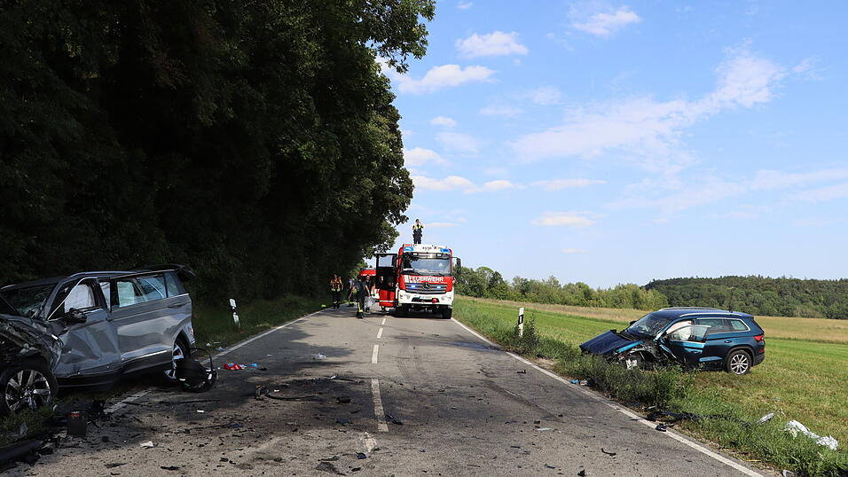 Bei dem Unfall waren drei Autos beteiligt, auch ein Hubschrauber wurde zum Einsatzort beordert. Bei dem Unfall waren drei Autos beteiligt, auch ein Hubschrauber wurde zum Einsatzort beordert.