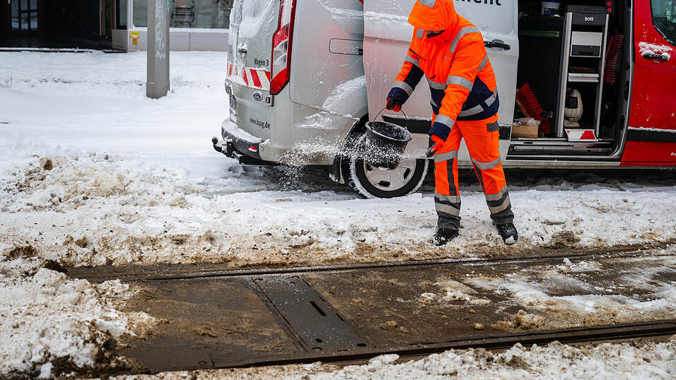 Die Weichen an den Gleisen der Stra&szlig;enbahn Bremen m&uuml;ssen von Arbeitern von Schnee und Eis befreit werden.