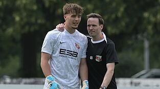 Patrik Neumayer rückte beim Totopokalspiel in Dingolfing für Sebastian Maier ins Tor, blieb jedoch nicht fehlerfrei. Die Dorfbuam schieden nach der 2:4-Niederlage bereits in der ersten Runde aus. Patrik Neumayer rückte beim Totopokalspiel in Dingolfing für Sebastian Maier ins Tor, blieb jedoch nicht fehlerfrei. Die Dorfbuam schieden nach der 2:4-Niederlage bereits in der ersten Runde aus.
