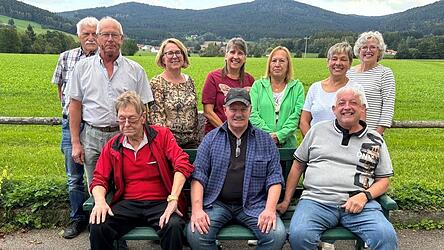 Die neu gew&auml;hlte Vorstandschaft des VdK-Ortsverbandes mit stehend v.l.: Alois Hanninger, Vorsitzender Ludwig Fischer, Kassiererin Petra Englmeier, Frauenbeauftragte Sieglinde Stiglbauer, Schriftf&uuml;hrerin Gerlinde Holzfurtner, Beisitzerin Johanna Gottschling und stellvertretende Vorsitzende Isolde Reiner