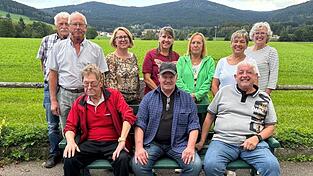 Die neu gewählte Vorstandschaft des VdK-Ortsverbandes mit stehend v.l.: Alois Hanninger, Vorsitzender Ludwig Fischer, Kassiererin Petra Englmeier, Frauenbeauftragte Sieglinde Stiglbauer, Schriftführerin Gerlinde Holzfurtner, Beisitzerin Johanna Gottschling und stellvertretende Vorsitzende Isolde Reiner Die neu gewählte Vorstandschaft des VdK-Ortsverbandes mit stehend v.l.: Alois Hanninger, Vorsitzender Ludwig Fischer, Kassiererin Petra Englmeier, Frauenbeauftragte Sieglinde Stiglbauer, Schriftführerin Gerlinde Holzfurtner, Beisitzerin Johanna Gottschling und stellvertretende Vorsitzende Isolde Reiner