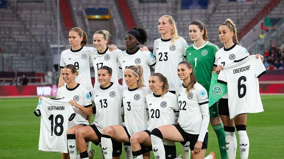 Das DFB-Team erinnerte vor dem Spiel auch an die verletzten Lena Oberdorf und Giovanna Hoffmann. Das DFB-Team erinnerte vor dem Spiel auch an die verletzten Lena Oberdorf und Giovanna Hoffmann.