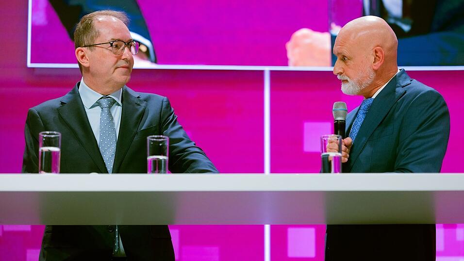 Innenminister Alexander Dobrindt (CSU) war beim dbb mit dessen Chef Volker Geyer im Gespr&auml;ch.