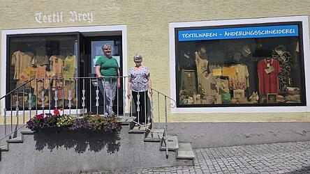Johanna Pfeffer und ihre Mama Marianne Brey vor dem Gesch&auml;ft am Eschlkamer Waldschmidtplatz. N&auml;chstes Jahr feiern sie das 50. Betriebsjubil&auml;um.