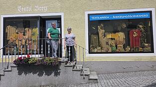 Johanna Pfeffer und ihre Mama Marianne Brey vor dem Geschäft am Eschlkamer Waldschmidtplatz. Nächstes Jahr feiern sie das 50. Betriebsjubiläum. Johanna Pfeffer und ihre Mama Marianne Brey vor dem Geschäft am Eschlkamer Waldschmidtplatz. Nächstes Jahr feiern sie das 50. Betriebsjubiläum.