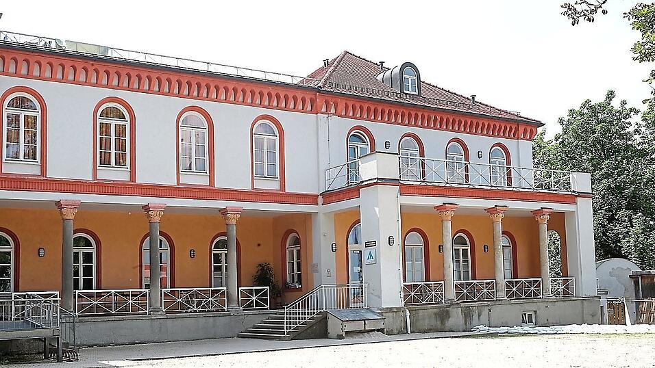 Die Jugendherberge Ottonianum ist bekanntlich stark sanierungsbedürftig und musste während der letzten zehn Jahre mit knapp zwei Millionen Euro bezuschusst werden, um den Betrieb am Laufen zu halten, berichtete Kämmerer Klaus Peißinger in der Plenarsitzung am Freitag. Der Stadtrat entschloss sich in seiner letzten Sitzung vor der Sommerpause nun endgültig dafür, den Betrieb spätestens zum 31. Dezember dieses Jahres zu schließen. Die Jugendherberge Ottonianum ist bekanntlich stark sanierungsbedürftig und musste während der letzten zehn Jahre mit knapp zwei Millionen Euro bezuschusst werden, um den Betrieb am Laufen zu halten, berichtete Kämmerer Klaus Peißinger in der Plenarsitzung am Freitag. Der Stadtrat entschloss sich in seiner letzten Sitzung vor der Sommerpause nun endgültig dafür, den Betrieb spätestens zum 31. Dezember dieses Jahres zu schließen.