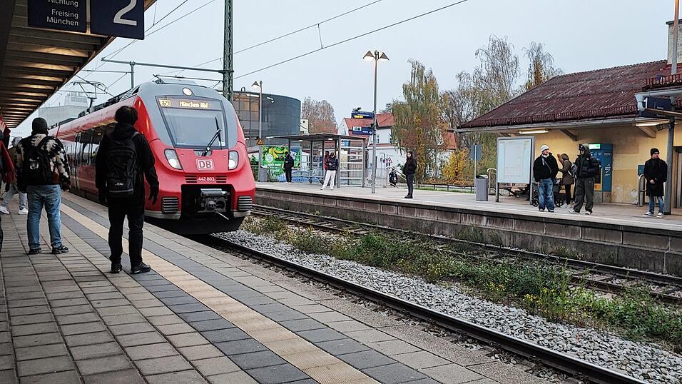 Noch h&auml;lt der Regionalexpress 50 auf seinem Weg von Landshut nach M&uuml;nchen planm&auml;&szlig;ig um 8 Uhr in der Dreirosenstadt. Laut dem kommenden Winterfahrplan f&auml;hrt zu dieser Zeit stattdessen der Regionalexpress 25 - ohne Zwischenstopp in Moosburg.