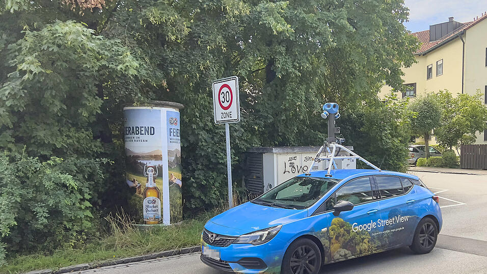 Ein Street-View-Auto im Einsatz, hier im August 2023 in Pfaffenhofen an der Ilm. Zwischen 2022 und 2023 waren die blauen Autos mit der Kamera auf dem Dach auch im Landkreis Landshut unterwegs. Den s&uuml;dlichen Bereich umfuhren sie dabei offensichtlich gro&szlig;r&auml;umig.