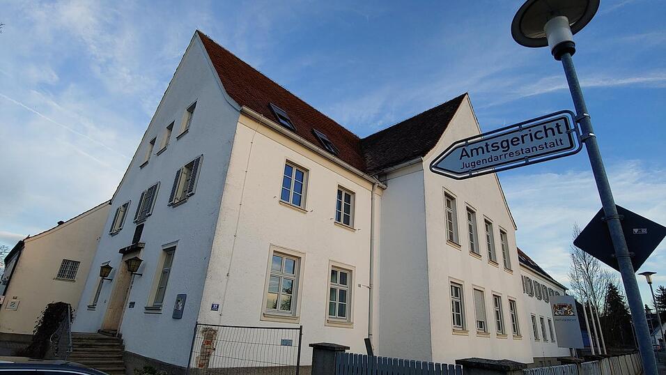 Vor dem Amtsgericht Landau fand die Verhandlung statt. Vor dem Amtsgericht Landau fand die Verhandlung statt.