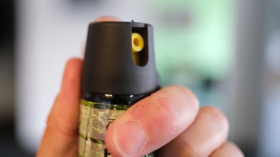 Der Täter soll das Pfefferspray ziellos im Gebäude verteilt haben. (Symbolbild) Der Täter soll das Pfefferspray ziellos im Gebäude verteilt haben. (Symbolbild)