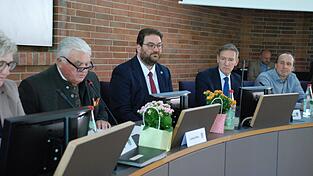 Ein Sitzungssaal, zwei „Tobis“: Landrat Tobias Beck mittig am Podium - und auf dem Platz hinten in der Ecke Pressesprecher Tobias Welck Ein Sitzungssaal, zwei „Tobis“: Landrat Tobias Beck mittig am Podium - und auf dem Platz hinten in der Ecke Pressesprecher Tobias Welck