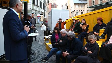 OB Thomas Burger (links) und Projektleiterin Stephanie Reiterer (nicht im Bild) hielten R&uuml;ckschau auf die 16 Veranstaltungen im Dialogformat &bdquo;Haltestelle Zukunft&ldquo; am Fischmarkt.