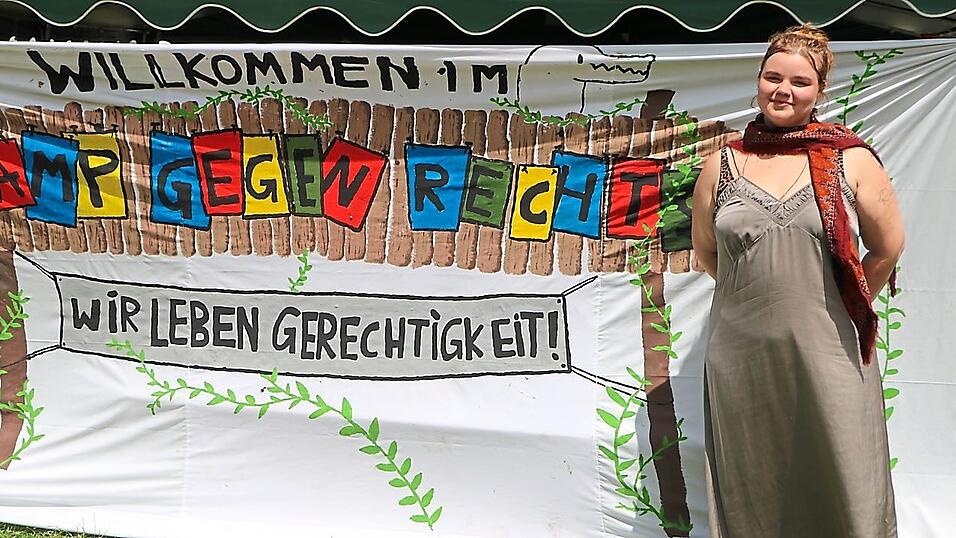 Die Sprecherin der Studis gegen Rechts Regensburg, Alessandra Aue, stellt Konzeption und Programm des Camps vor.