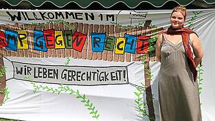 Die Sprecherin der Studis gegen Rechts Regensburg, Alessandra Aue, stellt Konzeption und Programm des Camps vor.