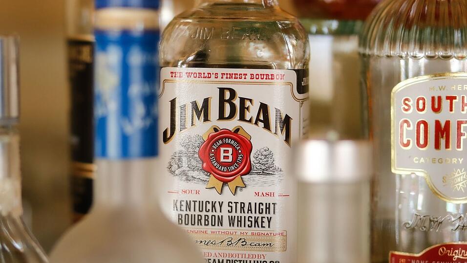 Schlecht für Spirituosen-Liebhaber: US-amerikanischer Whiskey könnte wegen EU-Zöllen teurer werden. (Archivbild) Schlecht für Spirituosen-Liebhaber: US-amerikanischer Whiskey könnte wegen EU-Zöllen teurer werden. (Archivbild)