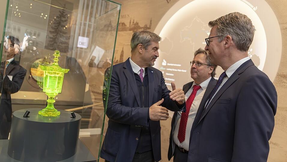 Beim Rundgang im Haus der Bayerischen Geschichte: Ministerpräsident Markus Söder und Markus Blume (Bayerischer Staatsminister für Kunst und Wissenschaft) mit Museumsdirektor Richard Loibl. Beim Rundgang im Haus der Bayerischen Geschichte: Ministerpräsident Markus Söder und Markus Blume (Bayerischer Staatsminister für Kunst und Wissenschaft) mit Museumsdirektor Richard Loibl.