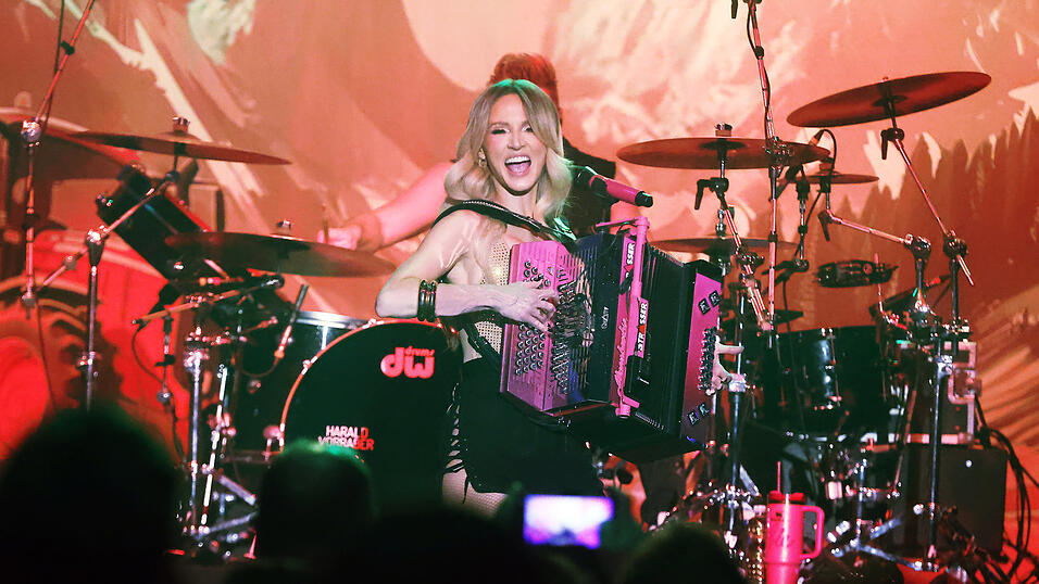 Zwei Stunden lang unterhielt die Kärtnerin Melissa Naschenweng mit modernem Austropop rund 1.000 Besucher in der Sparkassen-Arena. Zwei Stunden lang unterhielt die Kärtnerin Melissa Naschenweng mit modernem Austropop rund 1.000 Besucher in der Sparkassen-Arena.