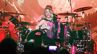 Zwei Stunden lang unterhielt die Kärtnerin Melissa Naschenweng mit modernem Austropop rund 1.000 Besucher in der Sparkassen-Arena. Zwei Stunden lang unterhielt die Kärtnerin Melissa Naschenweng mit modernem Austropop rund 1.000 Besucher in der Sparkassen-Arena.