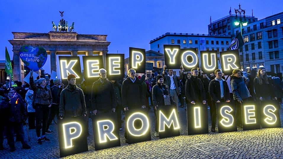 Demonstranten erinnern Mitte November vor dem Brandenburger Tor in Berlin Politiker an ihre Klimaversprechen. Demonstranten erinnern Mitte November vor dem Brandenburger Tor in Berlin Politiker an ihre Klimaversprechen.