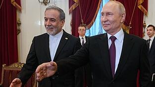 Der russische Pr&auml;sident Wladimir Putin, rechts, und der iranische Au&szlig;enminister Abbas Araghtschi sprachen in Moskau &uuml;ber den Iran-Krieg