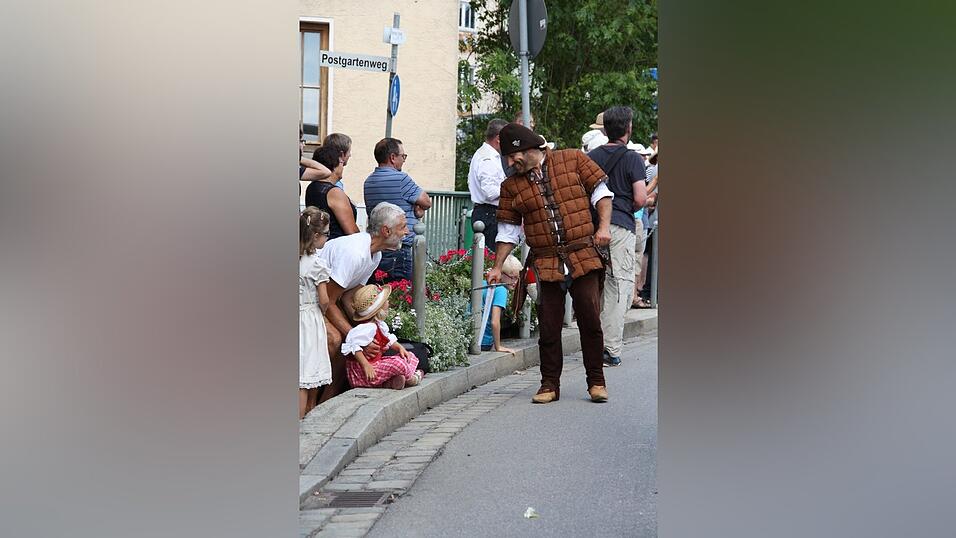 Die schönsten Augenblicke des historischen Drachenstich-Festzuges 2016. Die schönsten Augenblicke des historischen Drachenstich-Festzuges 2016.