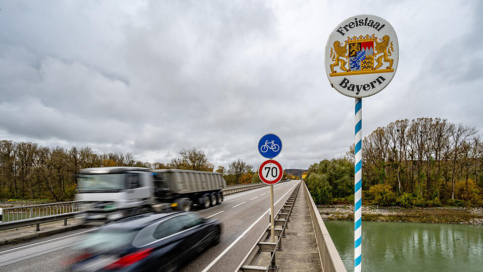 'Freistaat Bayern' steht auf einem Schild an der Grenze zwischen Deutschland und Österreich. (Symbolbild) 'Freistaat Bayern' steht auf einem Schild an der Grenze zwischen Deutschland und Österreich. (Symbolbild)