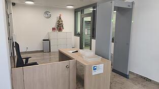 Der neue Sicherheitsbereich. Ein- und Ausgang sind klar getrennt. T&uuml;ren sind verschlossen und werden nur vom Sicherheitspersonal ge&ouml;ffnet. Auf dem Tisch liegt der Hand-Metalldetektor.