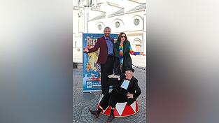 Regisseur Rodrigue Funke, Monsieur Momo und Zirkus-Pressesprecherin Meike Schütte posierten vor dem Dom. Foto: Burkhard von Grafenstein Regisseur Rodrigue Funke, Monsieur Momo und Zirkus-Pressesprecherin Meike Schütte posierten vor dem Dom. Foto: Burkhard von Grafenstein
