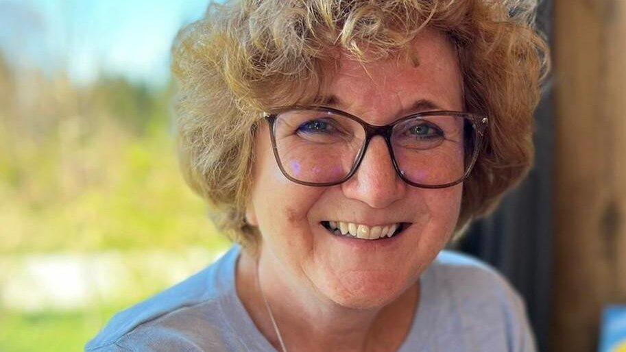 Maria Hölzl ist spezialisiert auf Familien- und Paartherapie. Auch als Sexualtherapeutin ist sie tätig. Für sie eine Herzensangelegenheit, da gerade der Umgang mit Sexualität oft zu Problemen führen kann. Maria Hölzl ist spezialisiert auf Familien- und Paartherapie. Auch als Sexualtherapeutin ist sie tätig. Für sie eine Herzensangelegenheit, da gerade der Umgang mit Sexualität oft zu Problemen führen kann.