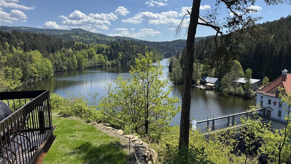 Blick von der Terrasse des Höllensteinhauses auf den Wandersteig Höllensteinsee, der nächste Woche offiziell eröffnet wird. Blick von der Terrasse des Höllensteinhauses auf den Wandersteig Höllensteinsee, der nächste Woche offiziell eröffnet wird.