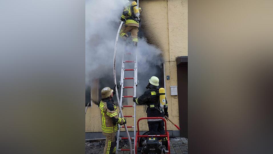 Inmitten dieses brennenden Hauses in der Griesgasse in Dingolfing entdeckte die Feuerwehr die Leiche.