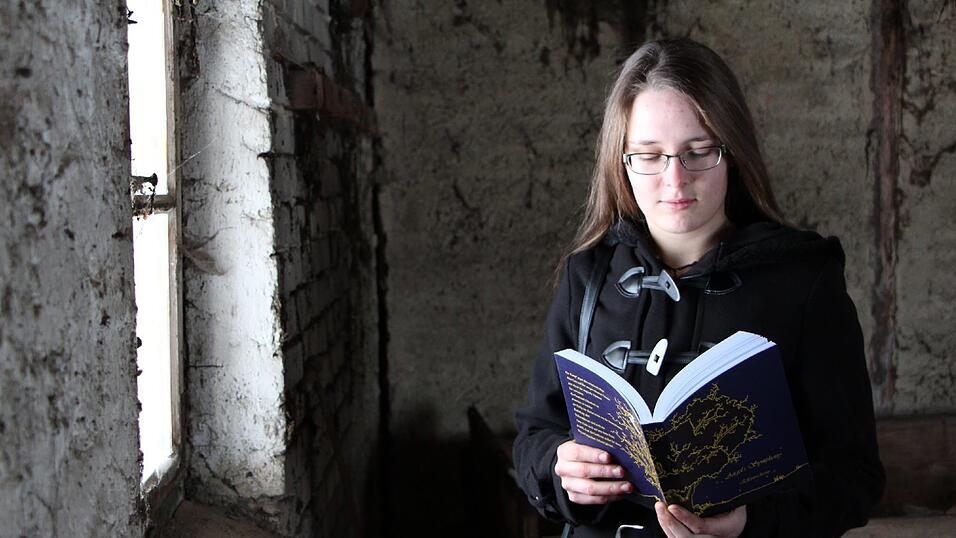 Veronikas Inspirationsquelle sind zerfallene, verwitterte Häuser und morbide Gebäude. Das Alte und Vergängliche ziehen sie genauso in den Bann wie Fabelwesen und Fantasiegestalten. Veronikas Inspirationsquelle sind zerfallene, verwitterte Häuser und morbide Gebäude. Das Alte und Vergängliche ziehen sie genauso in den Bann wie Fabelwesen und Fantasiegestalten.