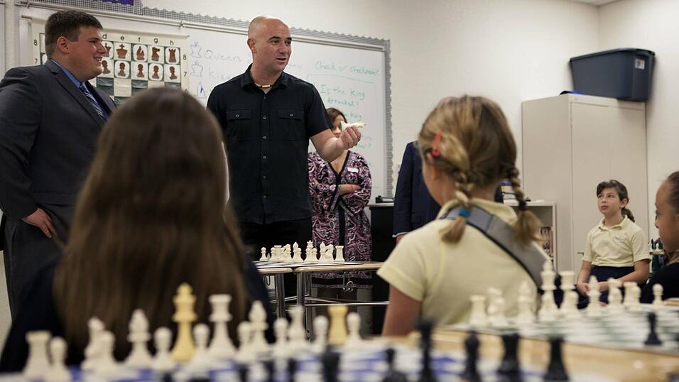 Wohlt&auml;ter: 1994 gr&uuml;ndete Agassi die 'Andre Agassi Foundation', die sich in den USA f&uuml;r den Aufbau sogenannter 'Charter Schools' f&uuml;r Kinder in problematischen Stadtbezirken einsetzt. Hier ist er beim Besuch einer solchen Schule 2013 in Boynton Beach, Florida zu sehen.