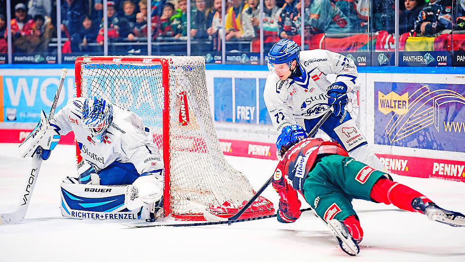 Florian Bugl im Straubinger Tor h&auml;lt am Freitagabend in Augsburg, was es zu halten gibt, im Verbund mit Nelson Nogier (hinten) auch diesen Schuss des tief fliegenden Panther-St&uuml;rmers Anthony Louis. Weil die eigenen Angreifer aber wieder reihenweise Chancen vergeben und sich die komplette Mannschaft - mit Ausnahme von Bugl - zu viele Fehler leistet, verlieren die Tigers am Ende trotzdem verdienterma&szlig;en mit 1:4.