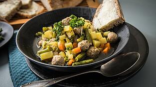 So wie diese Kartoffelsuppe mit Hackbällchen hat das geschilderte Koch-Ergebnis wohl eher nicht ausgesehen... So wie diese Kartoffelsuppe mit Hackbällchen hat das geschilderte Koch-Ergebnis wohl eher nicht ausgesehen...