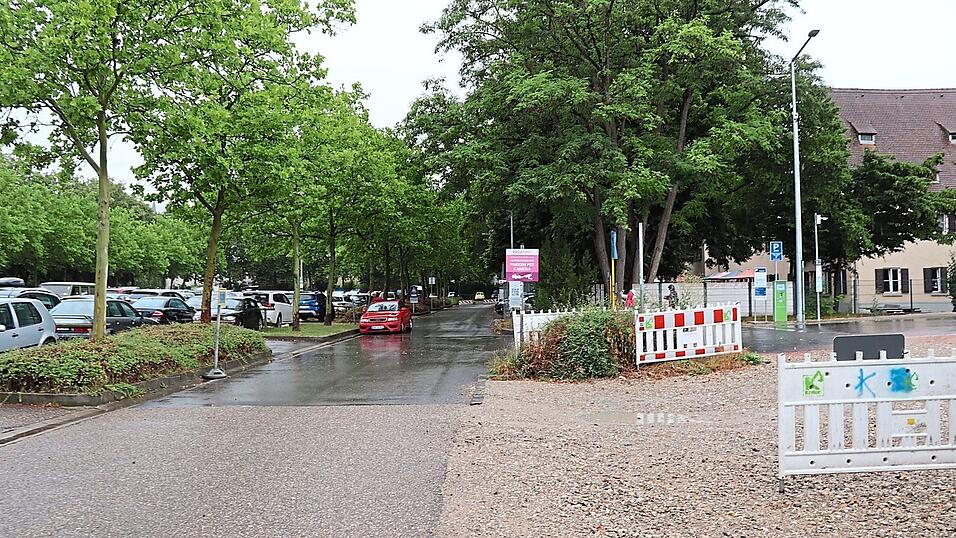 Der Parkplatz am Unteren W&ouml;hrd im derzeitigen Zustand. Hier sollen das Parkhaus gebaut und die Mobilit&auml;tsdrehscheibe ausgebaut werden.