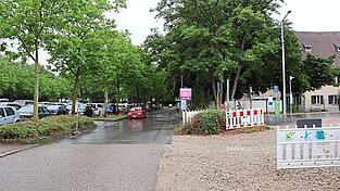 Der Parkplatz am Unteren W&ouml;hrd im derzeitigen Zustand. Hier sollen das Parkhaus gebaut und die Mobilit&auml;tsdrehscheibe ausgebaut werden.