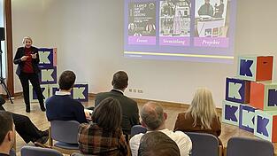 Carola Höcherl-Neubauer präsentierte bei „Kleinstadt Akademie auf Tour“ die Initiative „Freiräume“, mit der es bereits gelungen ist, einige Leerstände in der Bad Kötztinger Innenstadt wiederzubeleben. Carola Höcherl-Neubauer präsentierte bei „Kleinstadt Akademie auf Tour“ die Initiative „Freiräume“, mit der es bereits gelungen ist, einige Leerstände in der Bad Kötztinger Innenstadt wiederzubeleben.