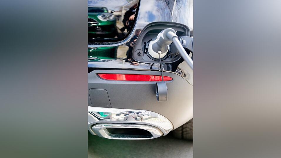 Ladekabel und Auspuff: Das muss ein Plug-in-Hybrid sein. (Archivbild)